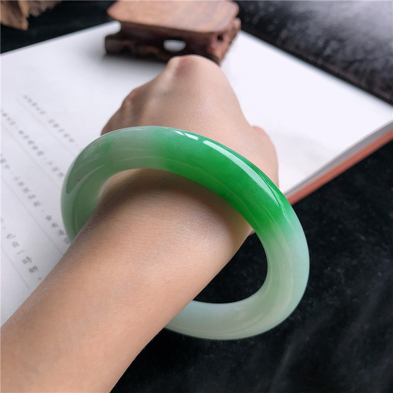 Natural Burmese Jadeite Bracel - Lighting & Home Decor Studio Photos recension och pris
